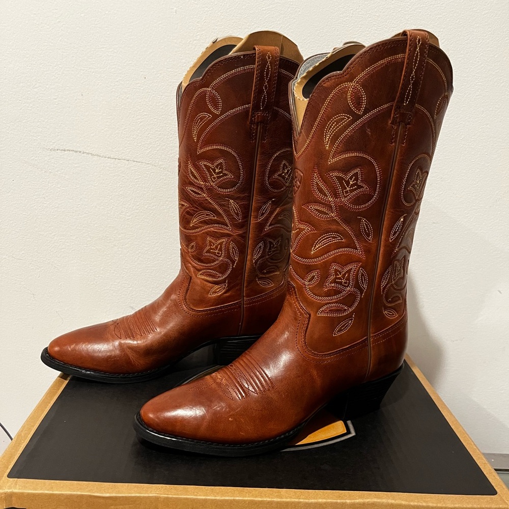NWT Ariat Women’s Heritage R Toe Western Boots